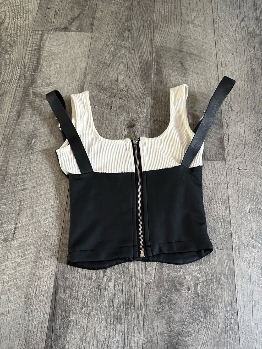 Manière De Voir: Black White Colorblock Ribbed Zip Front Crop Tank, 6 - Picture 6 of 13